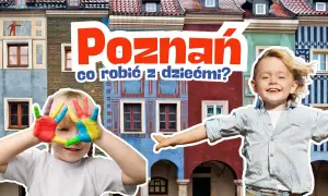 Dzieci z kolorowymi dłońmi i chłopiec na tle kolorowych kamienic w Poznaniu.