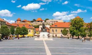 Plac z pomnikiem i budynkami w Egerze, Węgry.