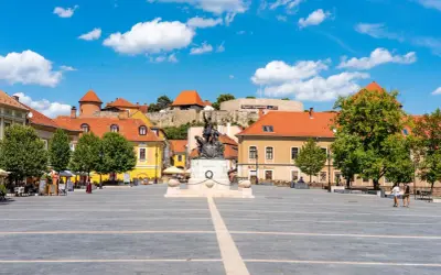 Plac z pomnikiem i budynkami w Egerze, Węgry.