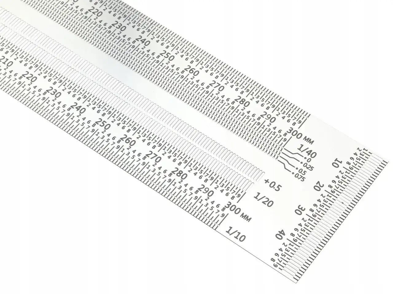 Miarka do bagażu rejestrowanego. Precyzyjne wymiary od 210 do 300 mm, z podziałką 1/10 i 1/20.