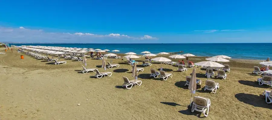Larnaka plaża turystyka bezpieczeństwo