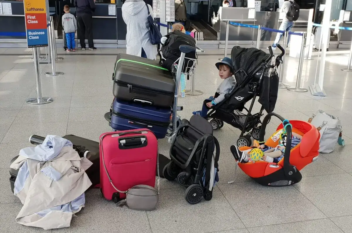 wózek dziecięcy w podróży samolotem