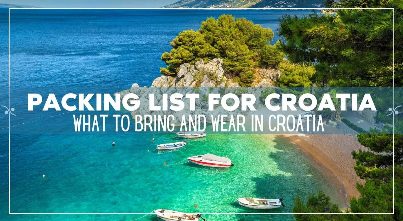 Widok na turkusowe morze, plażę i łodzie w Chorwacji z tekstem "Packing List for Croatia".
