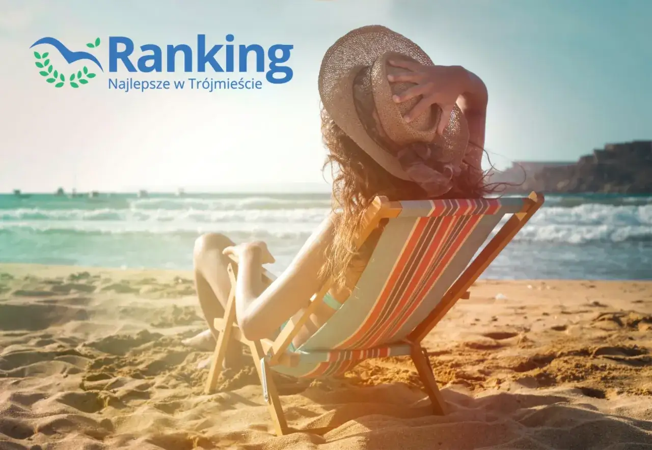 Kobieta na plaży w Trójmieście, relaksująca się na leżaku. Zastanawiasz się, jakie biuro podróży polecacie na wakacje?