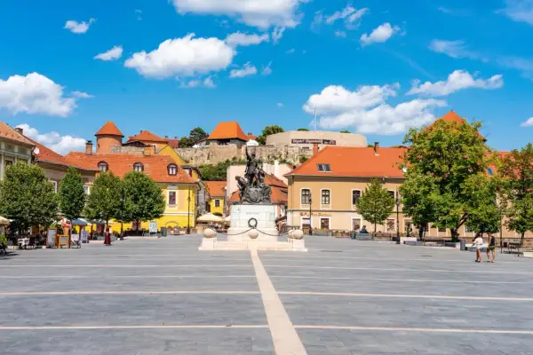 Plac z pomnikiem i budynkami w Egerze, Węgry.
